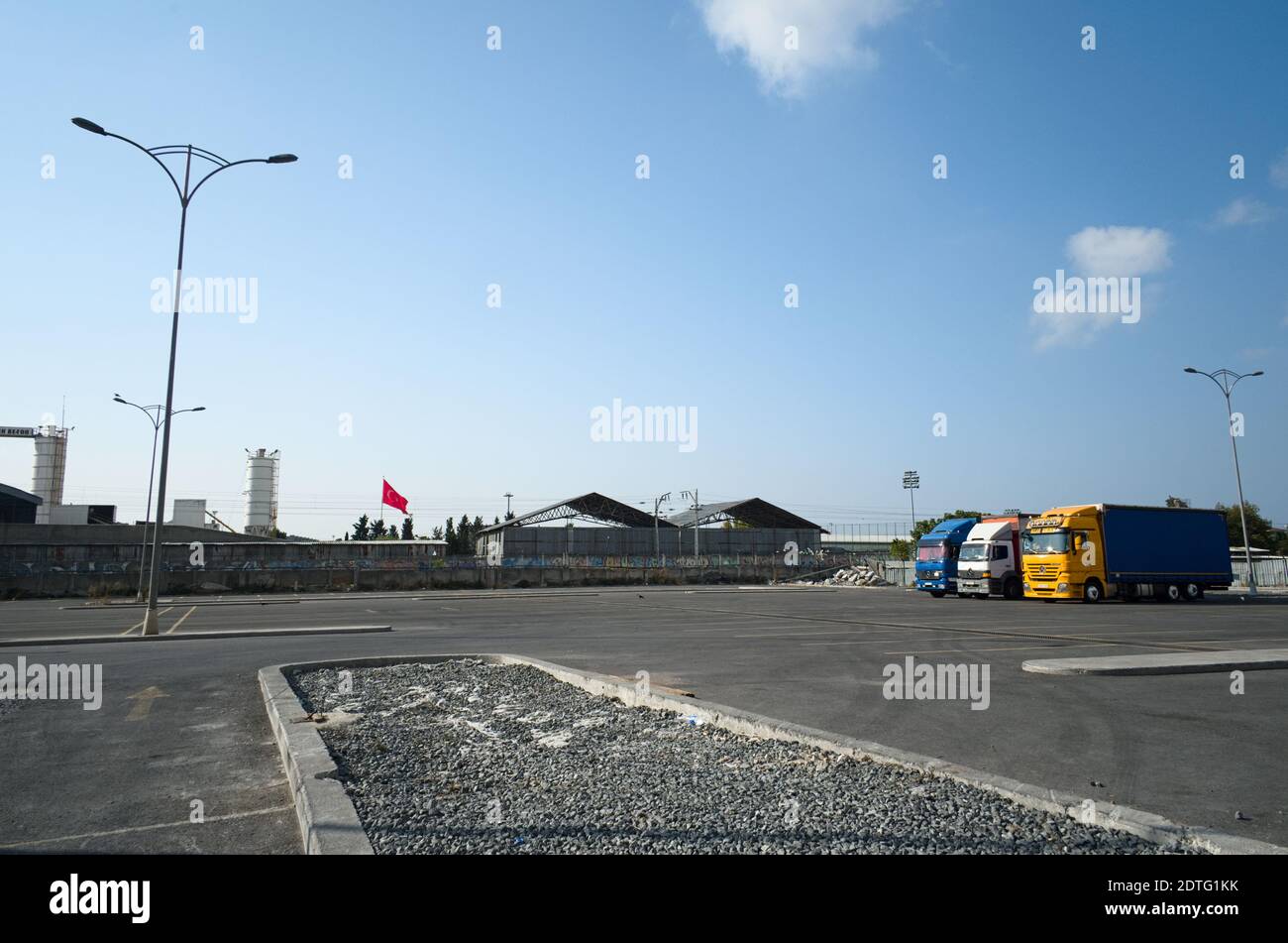 Istanbul, Türkei - September, 2018: Drei schwere Lkw mit Fracht auf einem fast leeren Parkplatz für Güterwagen für die Schifffahrt im Industriegebiet o Stockfoto
