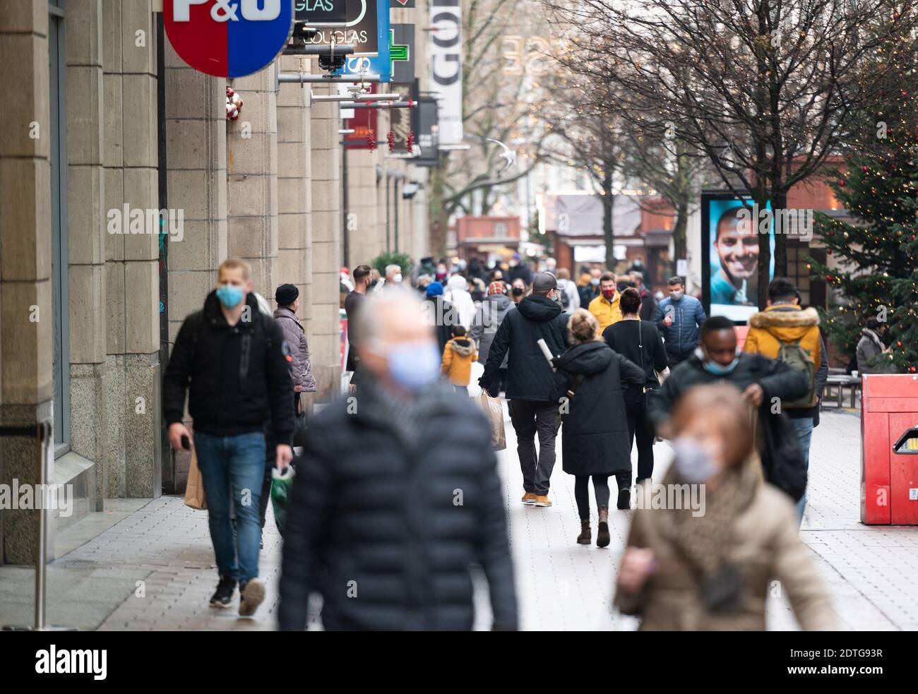 Hamburg, Deutschland. Dezember 2020. Zahlreiche Passanten laufen entlang der Einkaufsstraße Spitalerstrasse. Quelle: Daniel Reinhardt/dpa/Alamy Live News Stockfoto