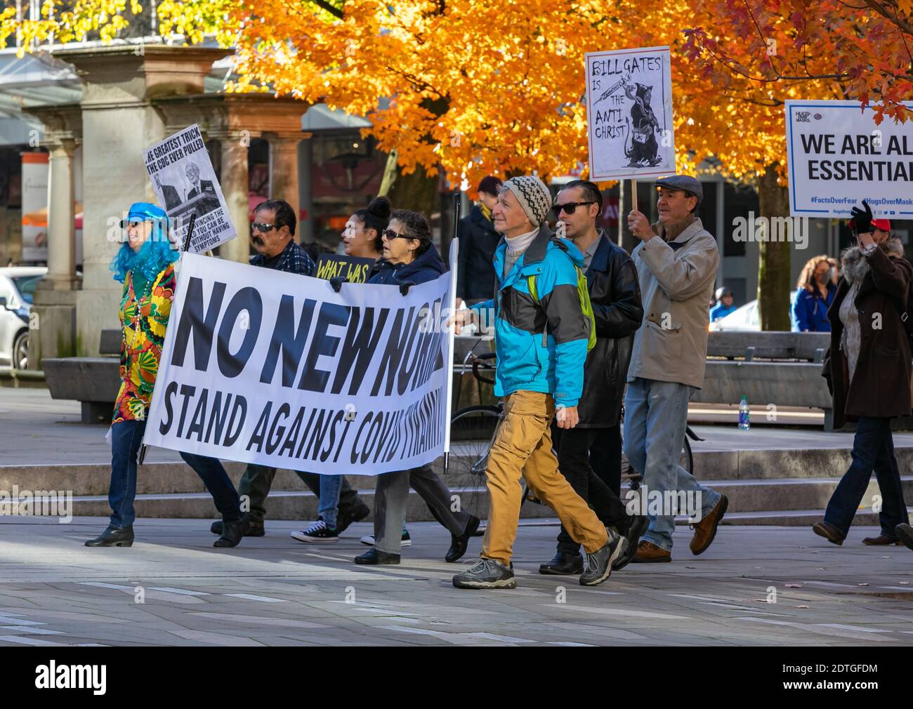 Vancouver, British Columbia, Kanada - November 1,2020. Friedlicher Protest Anti-Lockdown, Anti-Impfstoff und Anti-Maske-Demonstranten inszenieren eine Demonstration. Stockfoto