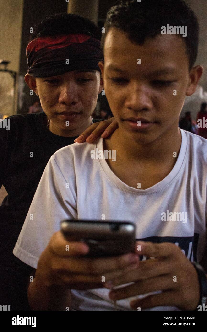 LAOS - FREERUN Dans beaucoup de pays tropicaux, le Sport se pratique en fin de journée en raison de la chaleur. Il en va de même pour ces jeunes lycée Stockfoto