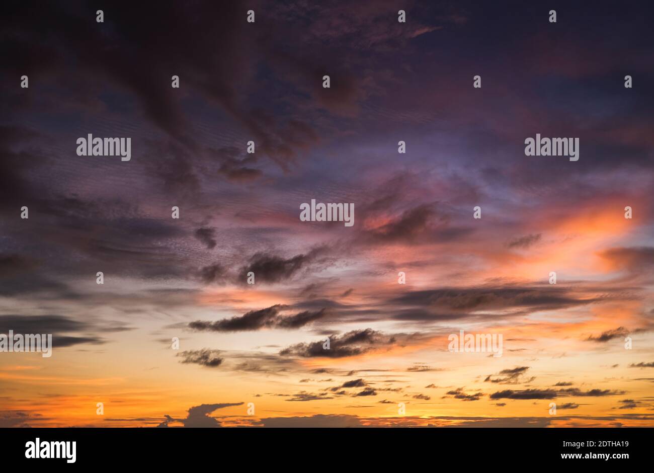 Dramatischer Himmel, perfekt für Himmel Ersatz, Hintergründe, Bildschirmschoner oder jede andere Anwendung Stockfoto
