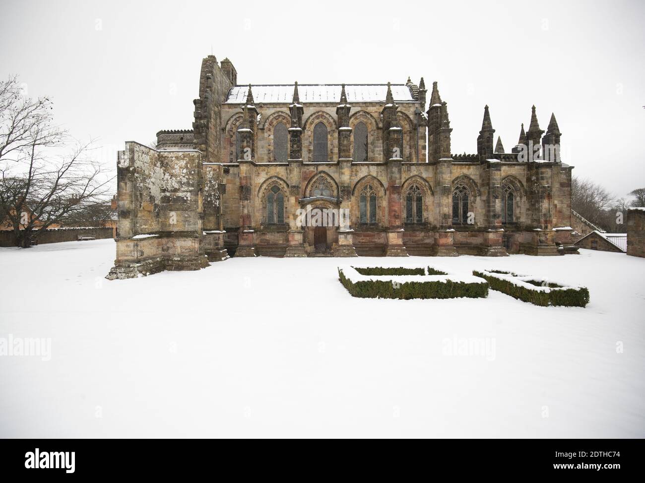 PA RÜCKBLICK AUF DAS JAHR 2020 Datei Foto vom 04/12/20 von Rosslyn Kapelle umgeben von Schnee im Dorf Roslin in Midlothian. Stockfoto