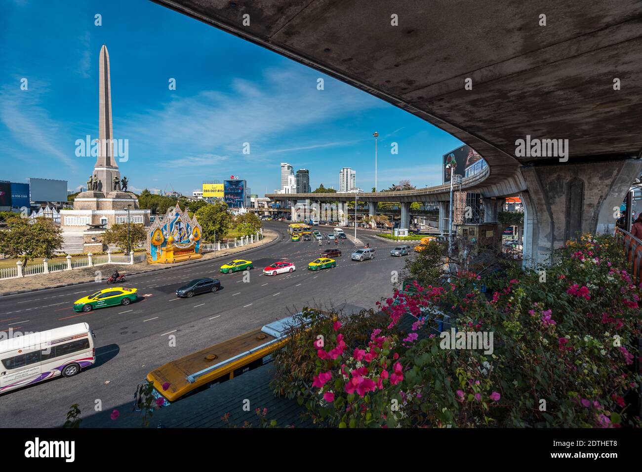 Bangkok, Thailand - Verkehr um das Siegedenkmal Stockfoto