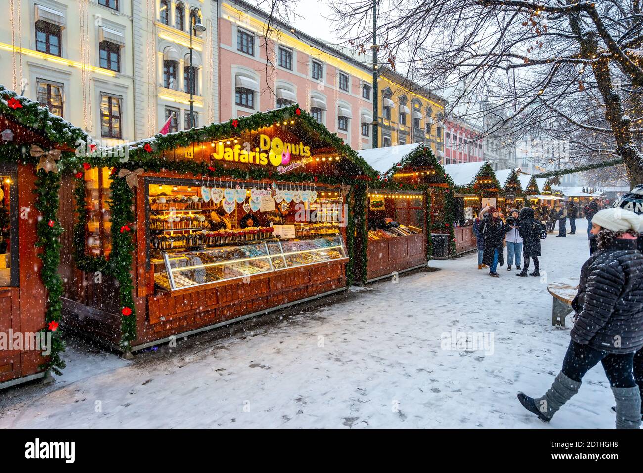 Oslo, Norwegen Traditioneller Weihnachtsmarkt mit fallendem Schnee