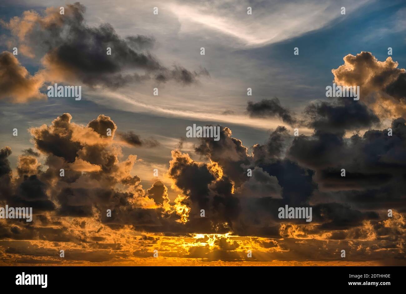 Dramatischer Himmel, perfekt für Himmel Ersatz, Hintergründe, Bildschirmschoner oder jede andere Anwendung Stockfoto