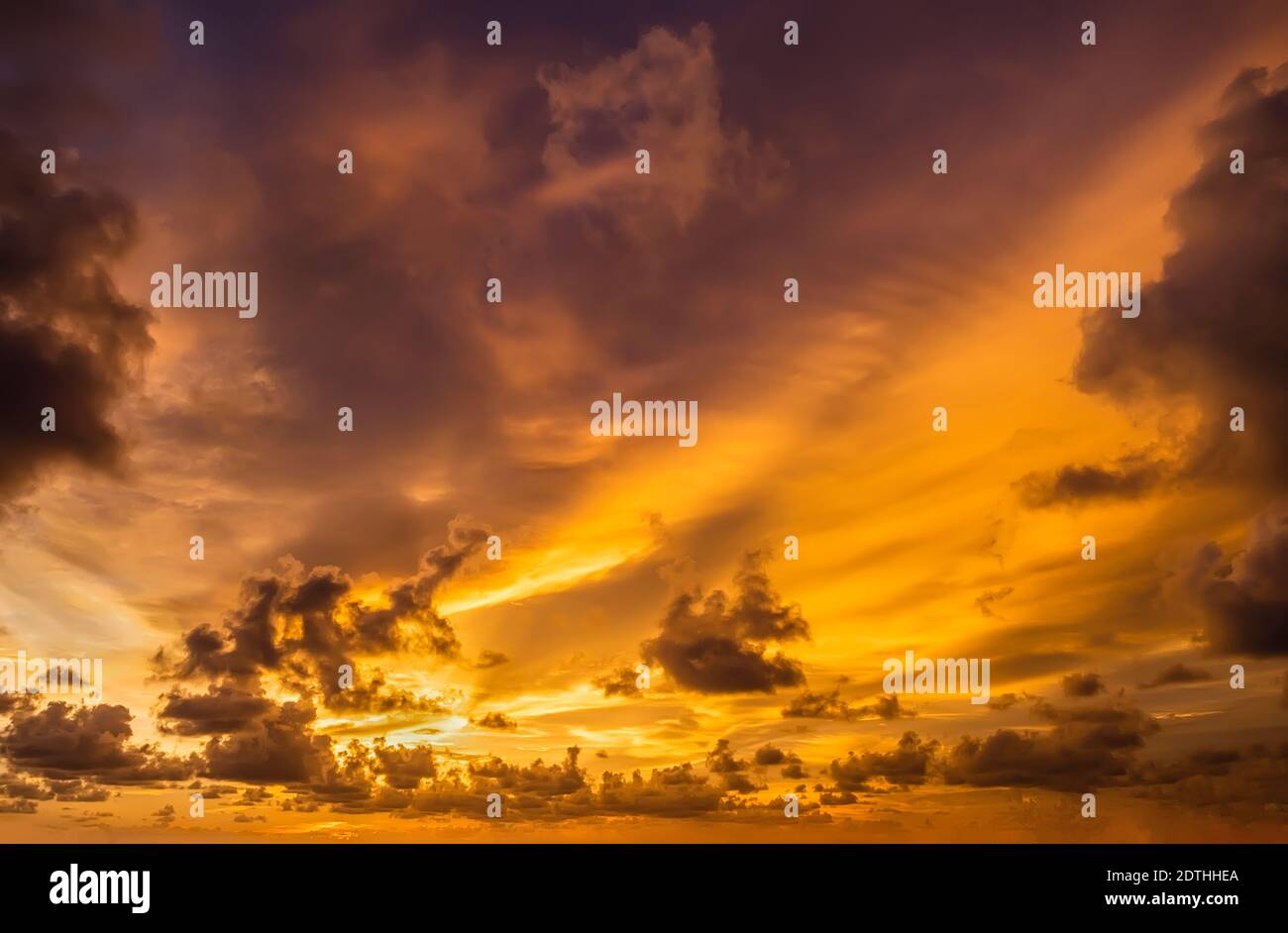 Dramatischer Himmel, perfekt für Himmel Ersatz, Hintergründe, Bildschirmschoner oder jede andere Anwendung Stockfoto