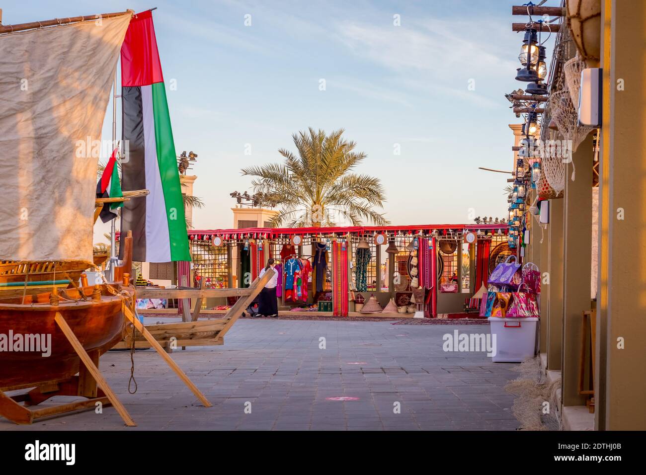 Arabische Laternen an Holzmasten, Blick auf Abu Dhabi, Vereinigte Arabische Emirate, die Hauptstadt der Vereinigten Arabischen Emirate. Stockfoto