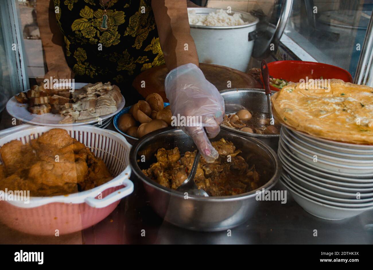 Lokale vietnamesische Lebensmittel, die in den kleinen Imbissständen entlang der Straßen verkauft werden, zeigen die lokale Küche, Kultur und Lebensunterhalt in Vietnam Stockfoto