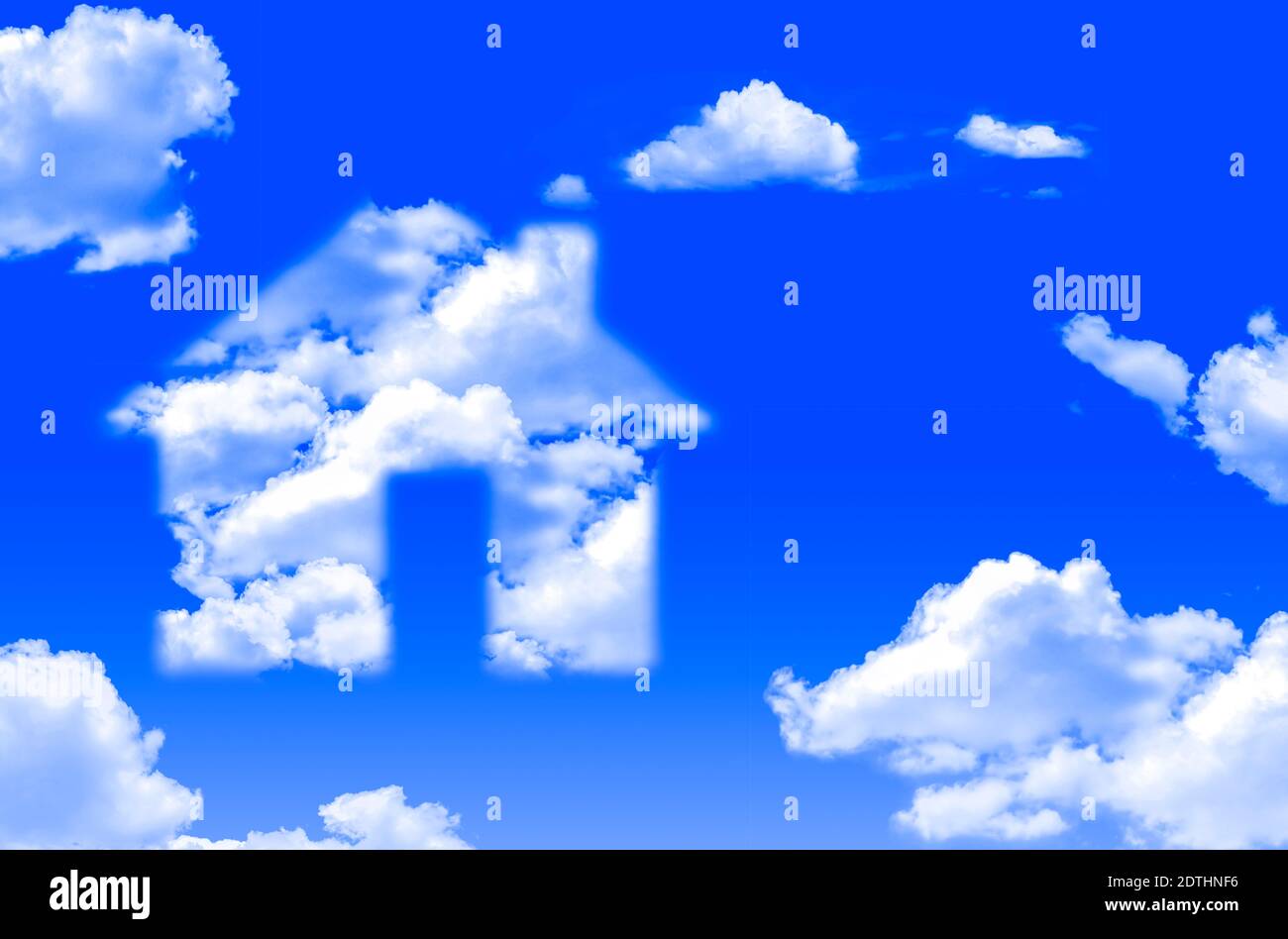 Hausform in Wolken Konzept auf einem hellen blauen Himmel Tag Stockfoto