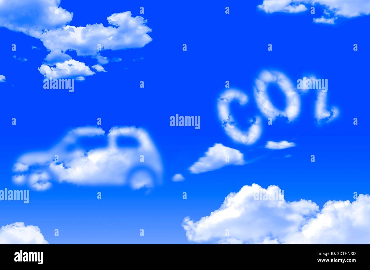 Auto geformte Wolken und co2-Verschmutzung Konzept auf einem hellen Tag Stockfoto