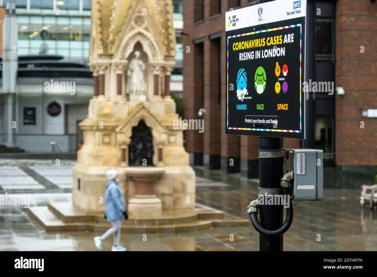London - 21. Dezember 2020: Covid19 Beschilderung auf leeren Londoner Straßen ein paar Tage vor Weihnachten Stockfoto