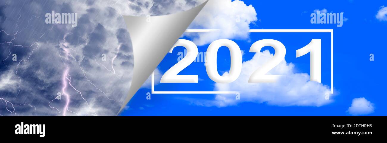 Sturmwolken werden beiseite verschoben, um eine strahlende Zukunft zu offenbaren 2021 Konzept Panorama Stockfoto