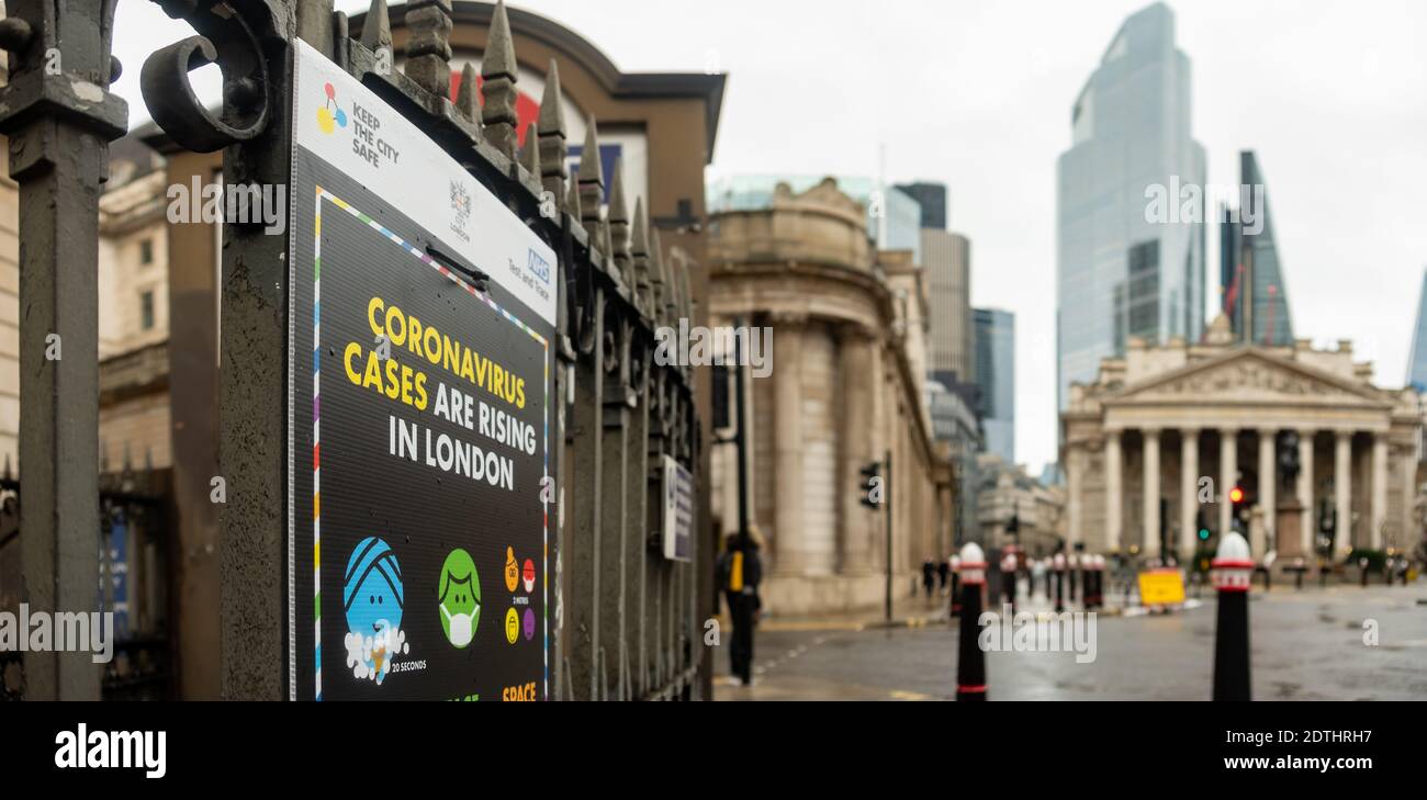 London - 21. Dezember 2020: Covid19 Beschilderung in der Stadt London durch die Bank of England ein paar Tage vor Weihnachten nach der Tier 4 Sperre Stockfoto