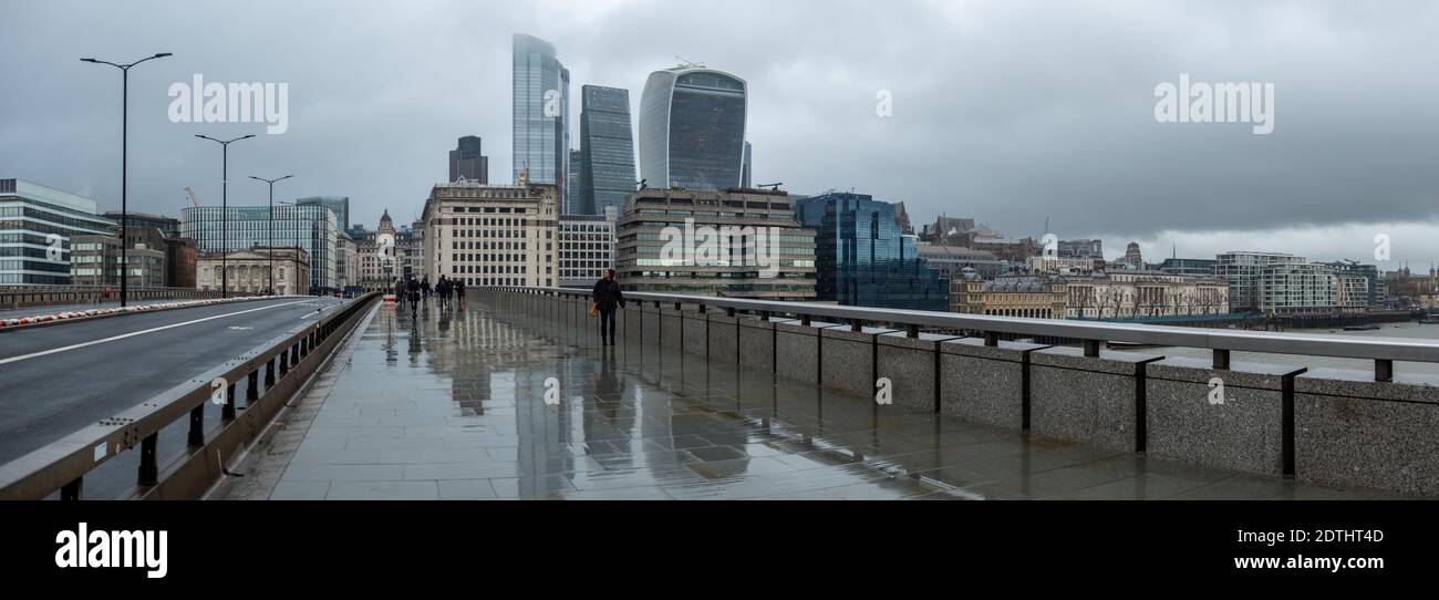 London - 21. Dezember 2020: Panoramablick auf die London Bridge und die City of London - ruhige Straßen am Beginn der Tier 4-Sperre Stockfoto