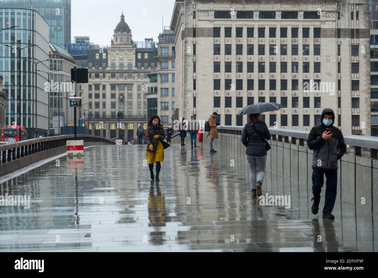 London - 21. Dezember 2020: Quiet London Bridge / City of London Szene während Covid 19 Tier 4 Lockdown Stockfoto