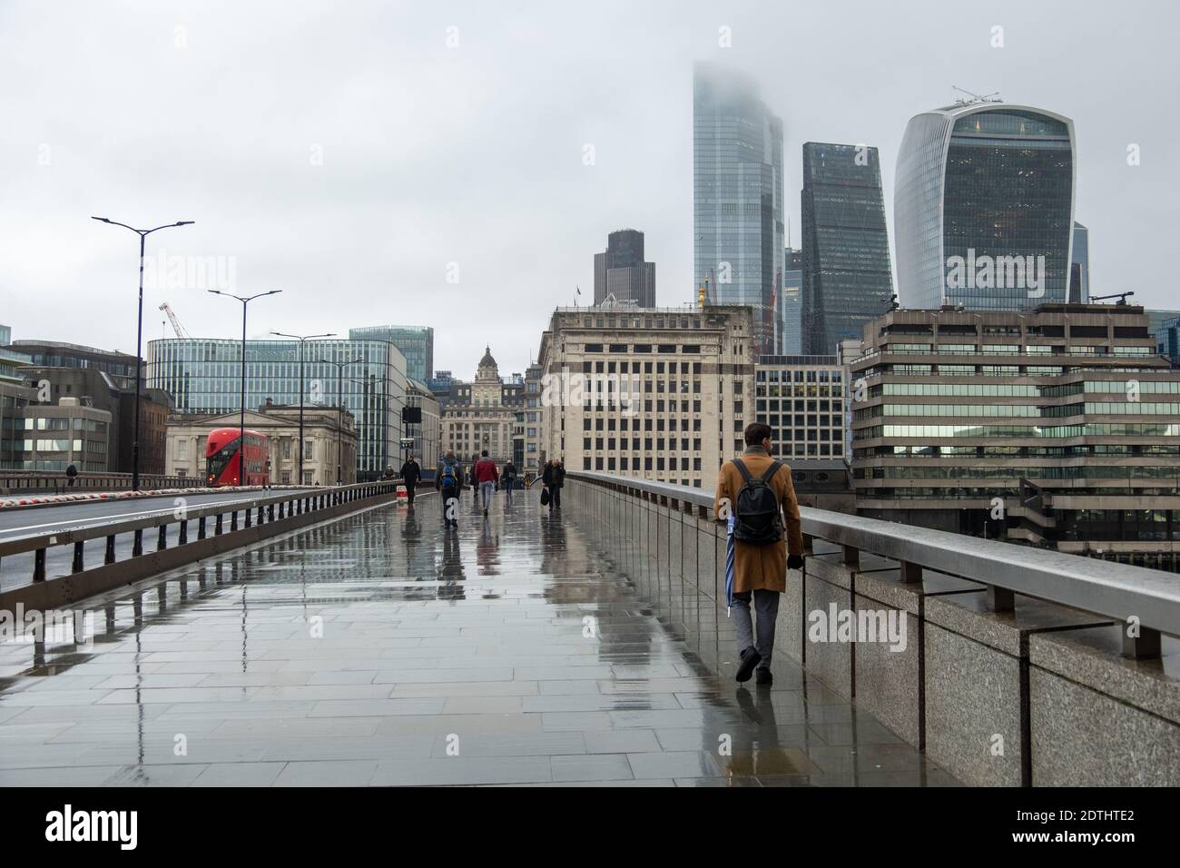 London - 21. Dezember 2020: Quiet London Bridge / City of London Szene während Covid 19 Tier 4 Lockdown Stockfoto