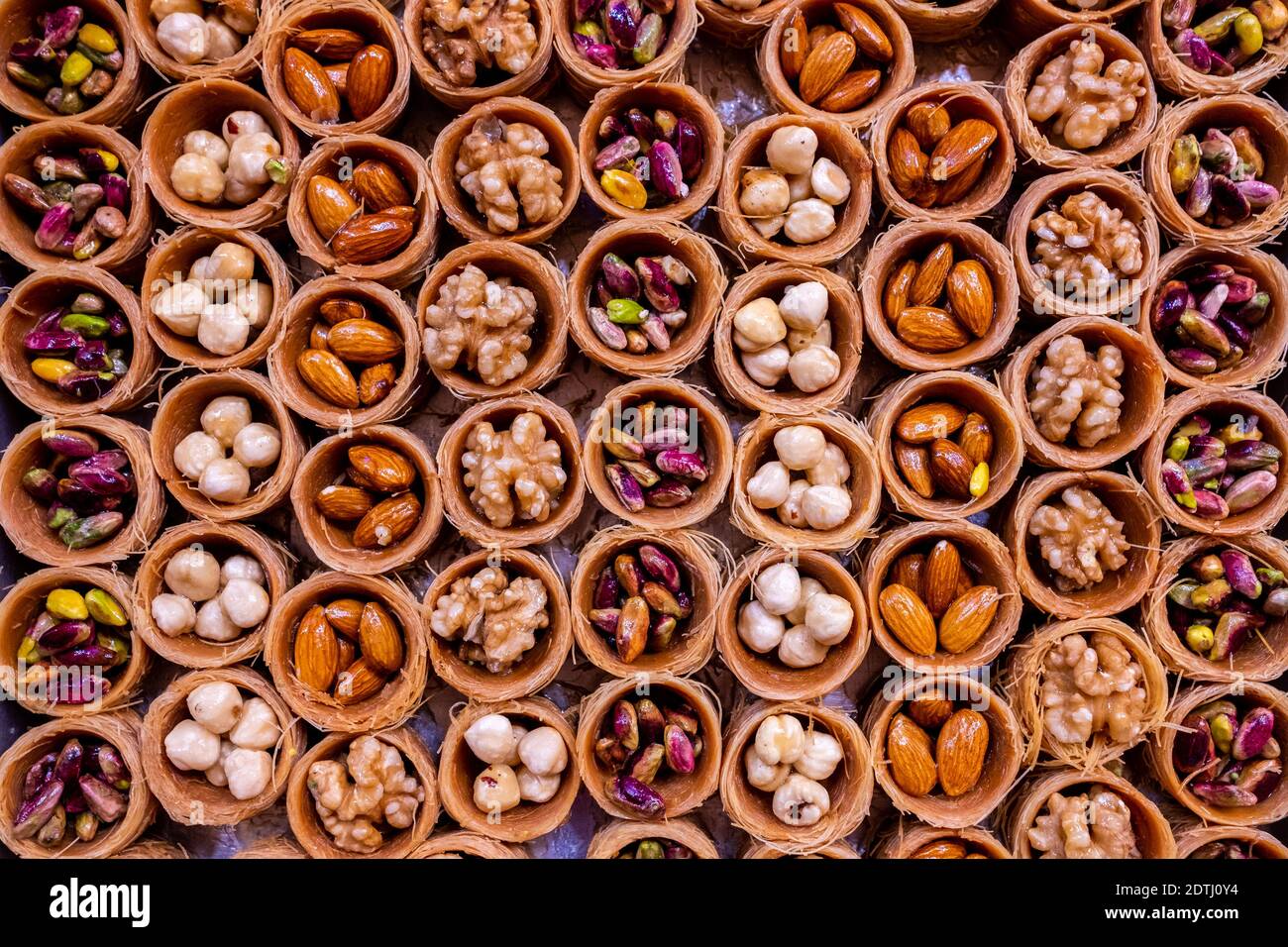 Honig Baklava mit Nüssen in Form von Nestern Stockfoto