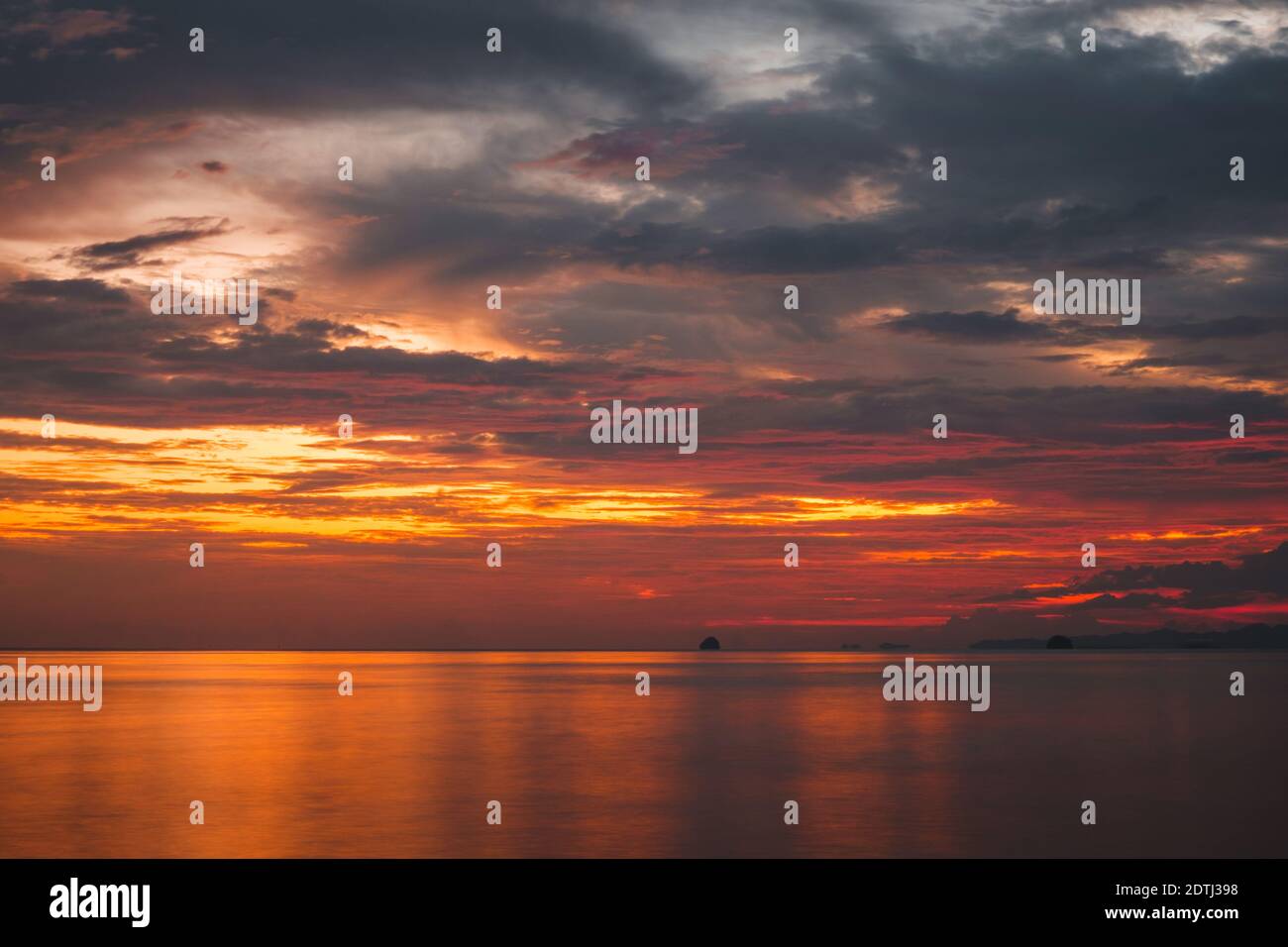 Sonnenuntergang auf dem Meer Stockfoto