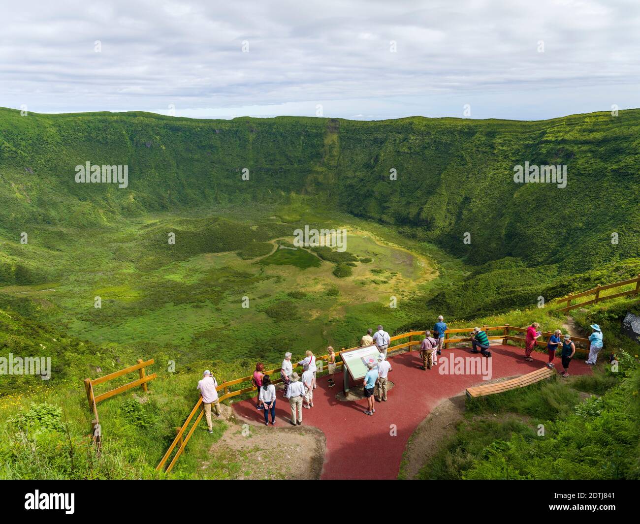 Die Caldera von Faial bei Cabeco Gordo. Besucher an einem Aussichtspunkt. Faial Island, eine Insel auf den Azoren (Ilhas dos Acores) im Atlantischen Ozean. Das Azo Stockfoto