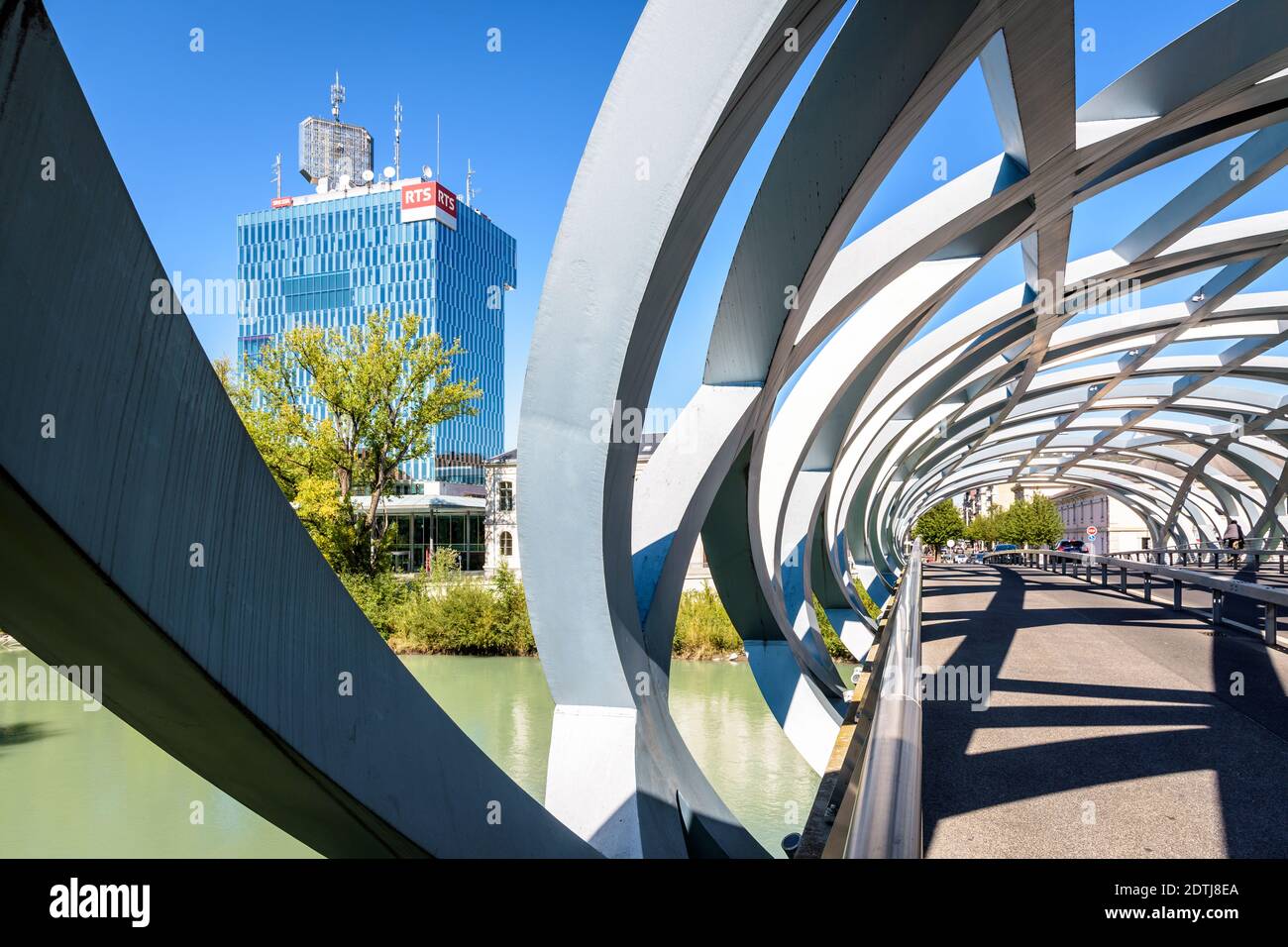 Der Turm des RTS (Radio Television Suisse) durch die Struktur der Hans-Wilsdorf-Brücke in Genf gesehen. Stockfoto