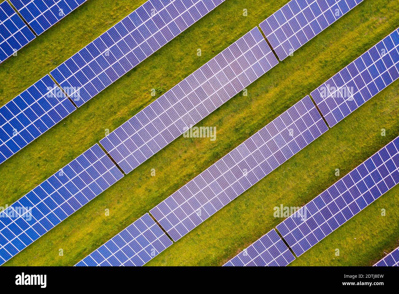 Luftaufnahme mit Blick auf kommerzielle Sonnenkollektoren bei Sonnenaufgang In der englischen Landschaft Stockfoto