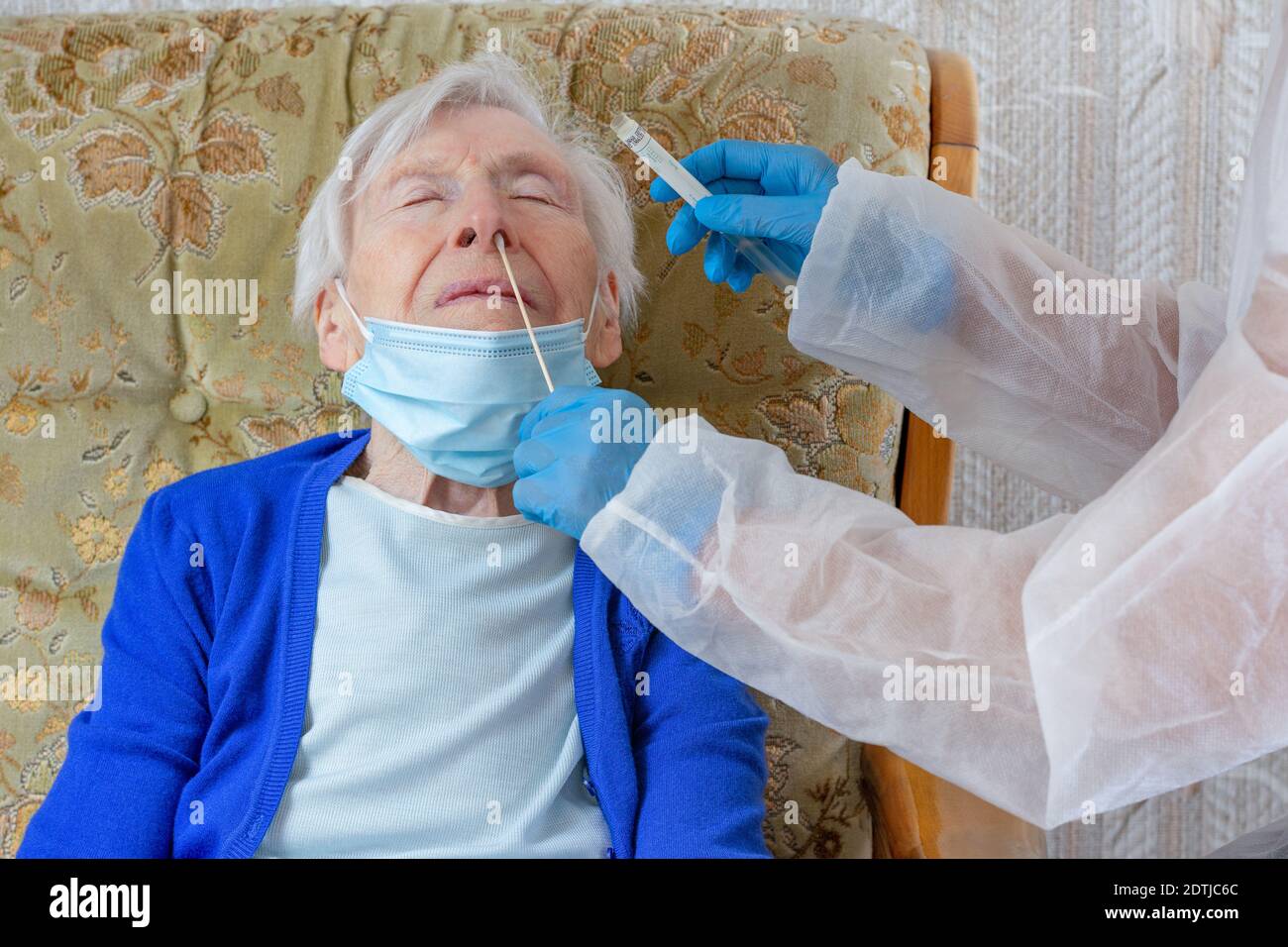 PCR-Test zu Hause, bei älteren Menschen Stockfoto