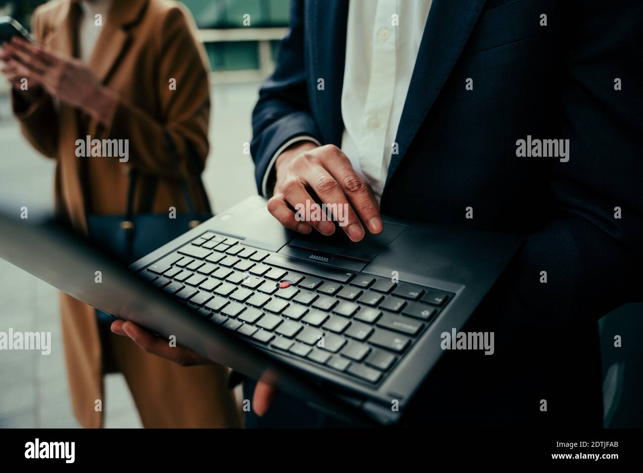 Nahaufnahme gemischt Rennen Business-Mann tippen auf Laptop Recherche Für Arbeitsprojekt Stockfoto