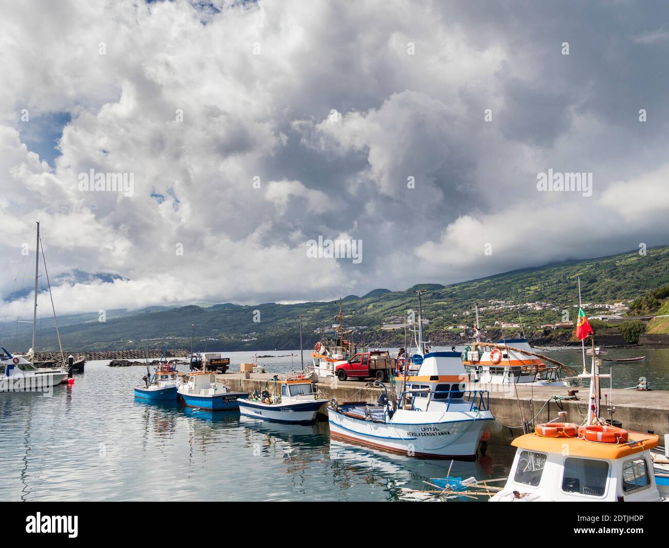 Hafen im Dorf Lajes do Pico auf der Insel Pico, einer Insel auf den Azoren (Ilhas dos Acores) im Atlantischen Ozean. Die Azoren sind eine autonome Region Stockfoto