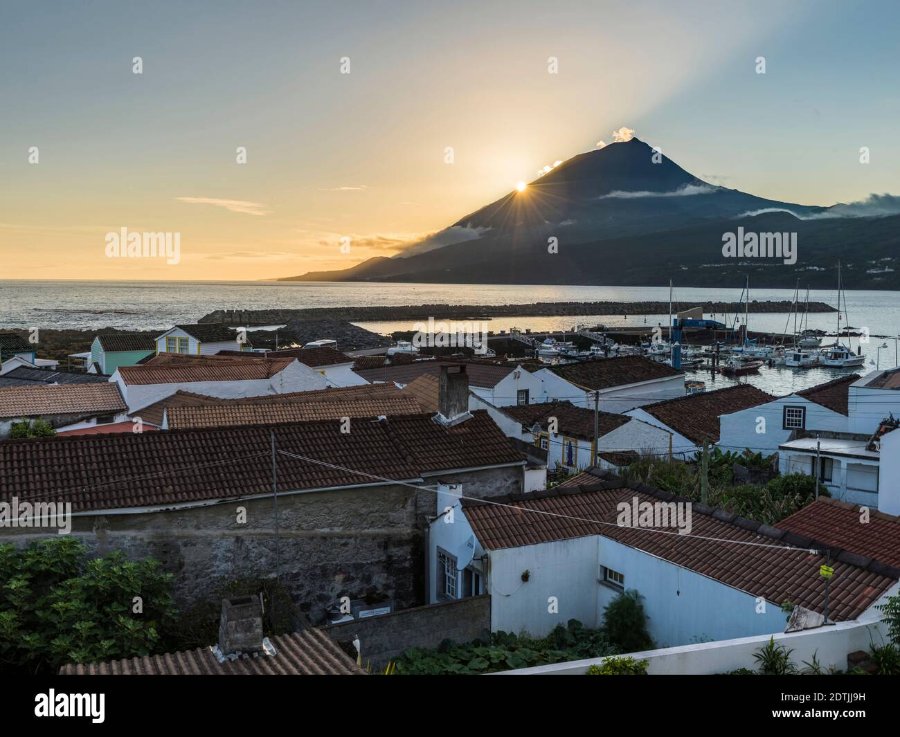 Sonnenuntergang über dem Vulkan Pico. Dorf Lajes do Pico auf der Insel Pico, einer Insel auf den Azoren (Ilhas dos Acores) im Atlantischen Ozean. Die Azoren sind ein A Stockfoto