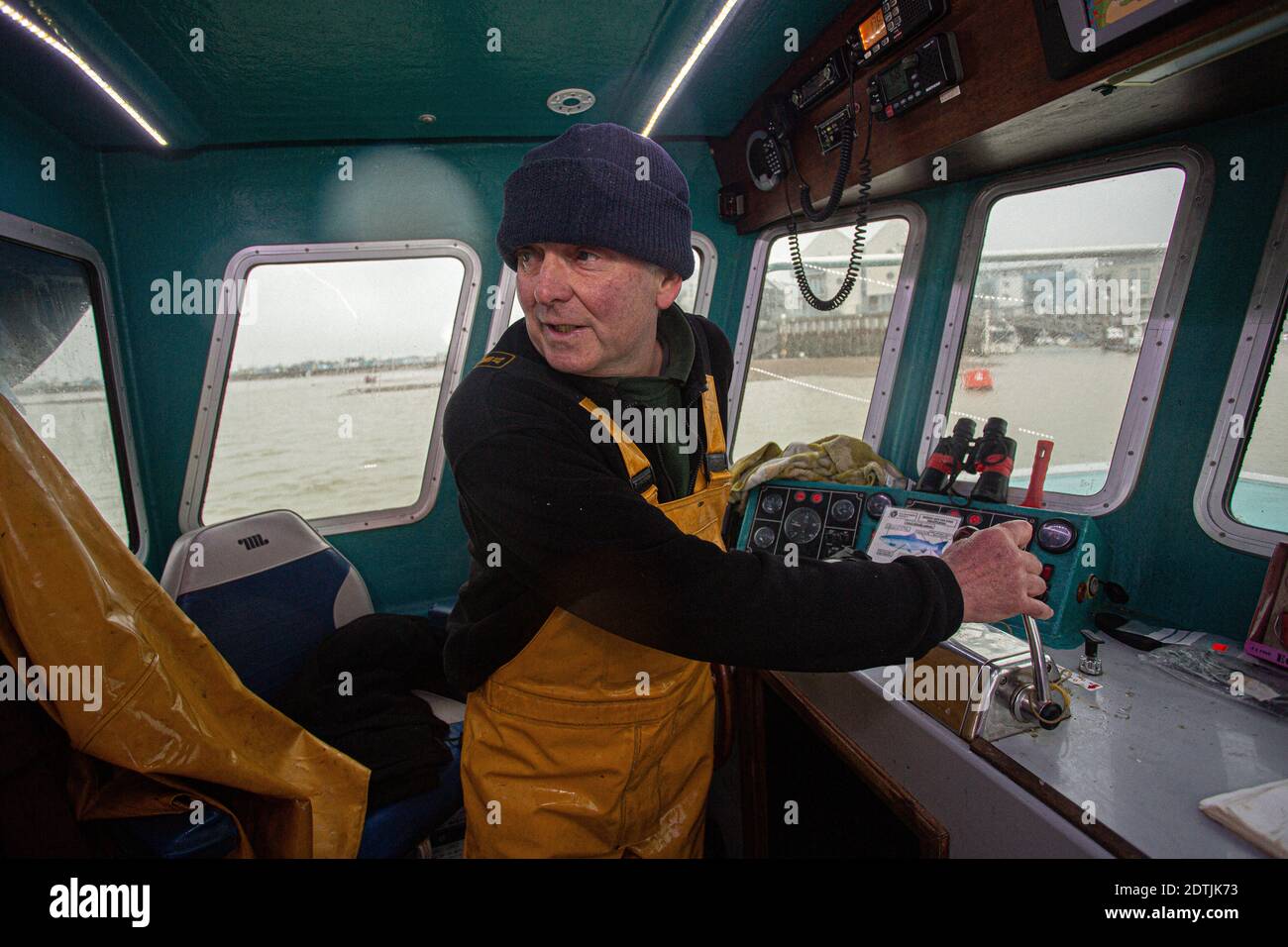 Großbritannien / Essex/ Terry Stimpson in der Brücke des Meeres Glory Angeln vor Brightlingsea in der Nordsee. Stockfoto