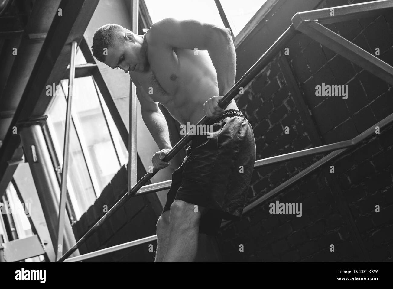 Mann macht Muskel-up-Übung. Starker Sportler beim Training im Fitnessstudio Stockfoto