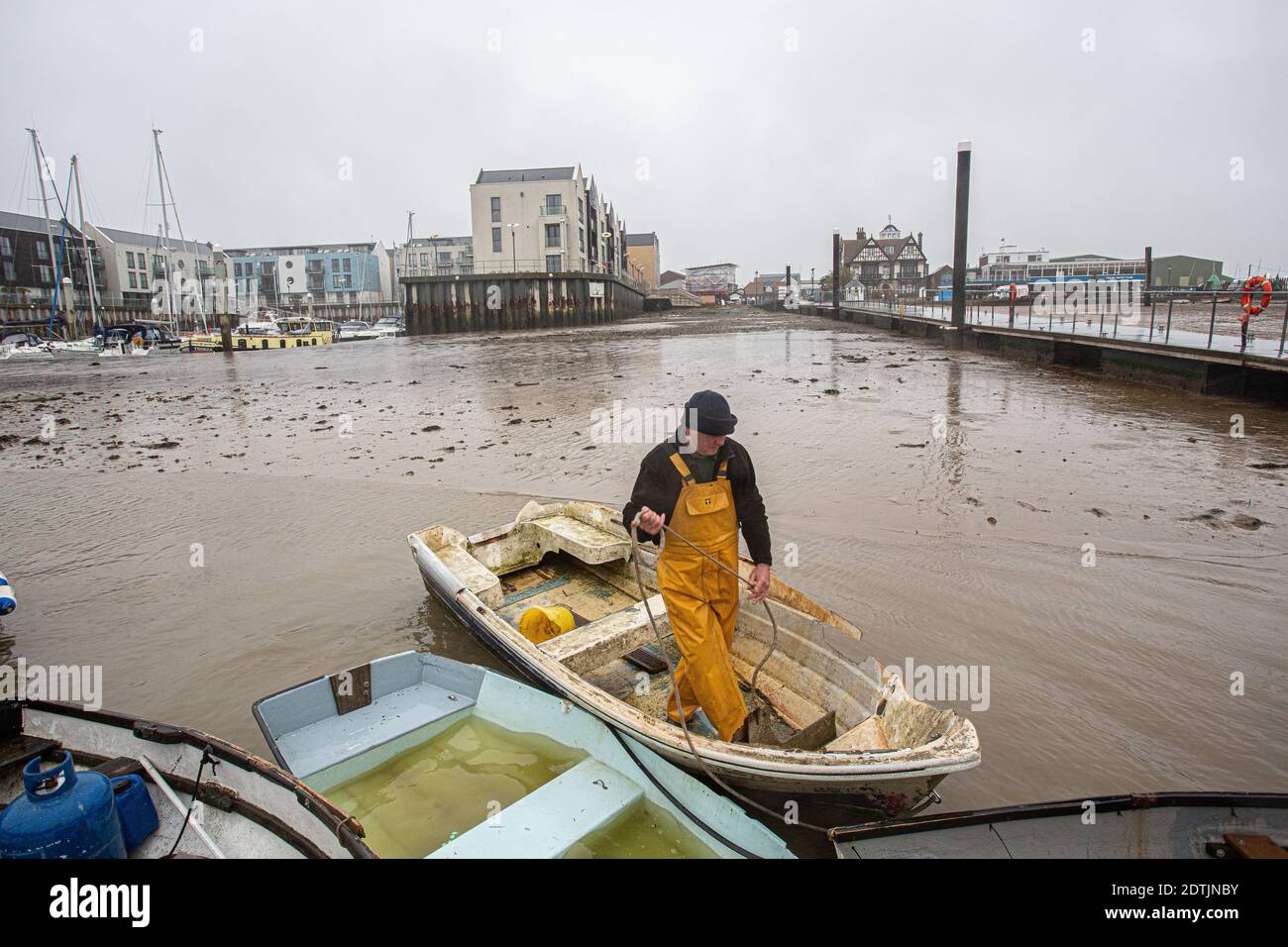 Großbritannien / Essex/ Fisherman Terry Stimpson legt eine Anlegestelle von einem Boot an einen Pier im Hafen von Brightlingsea an. Stockfoto