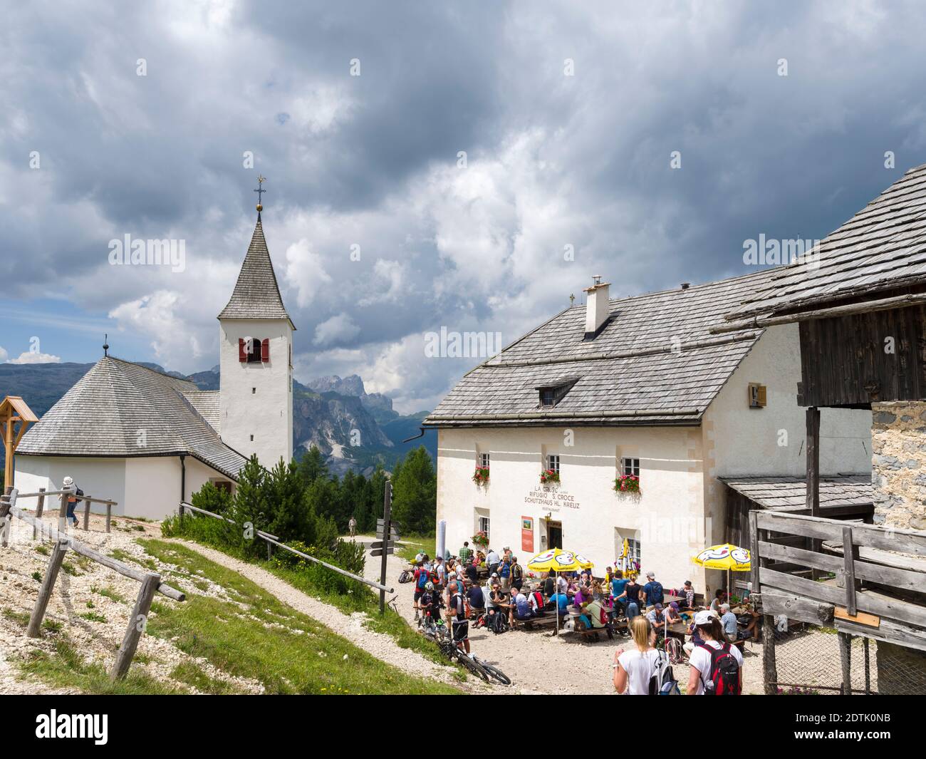 Berggasthof Heilig Kreuz, Rifugio San Croce. Bergkette Kreuzkofel - Sasso santa Croce im Naturpark Fanes Sennes Prags. Europa, Mittel Stockfoto