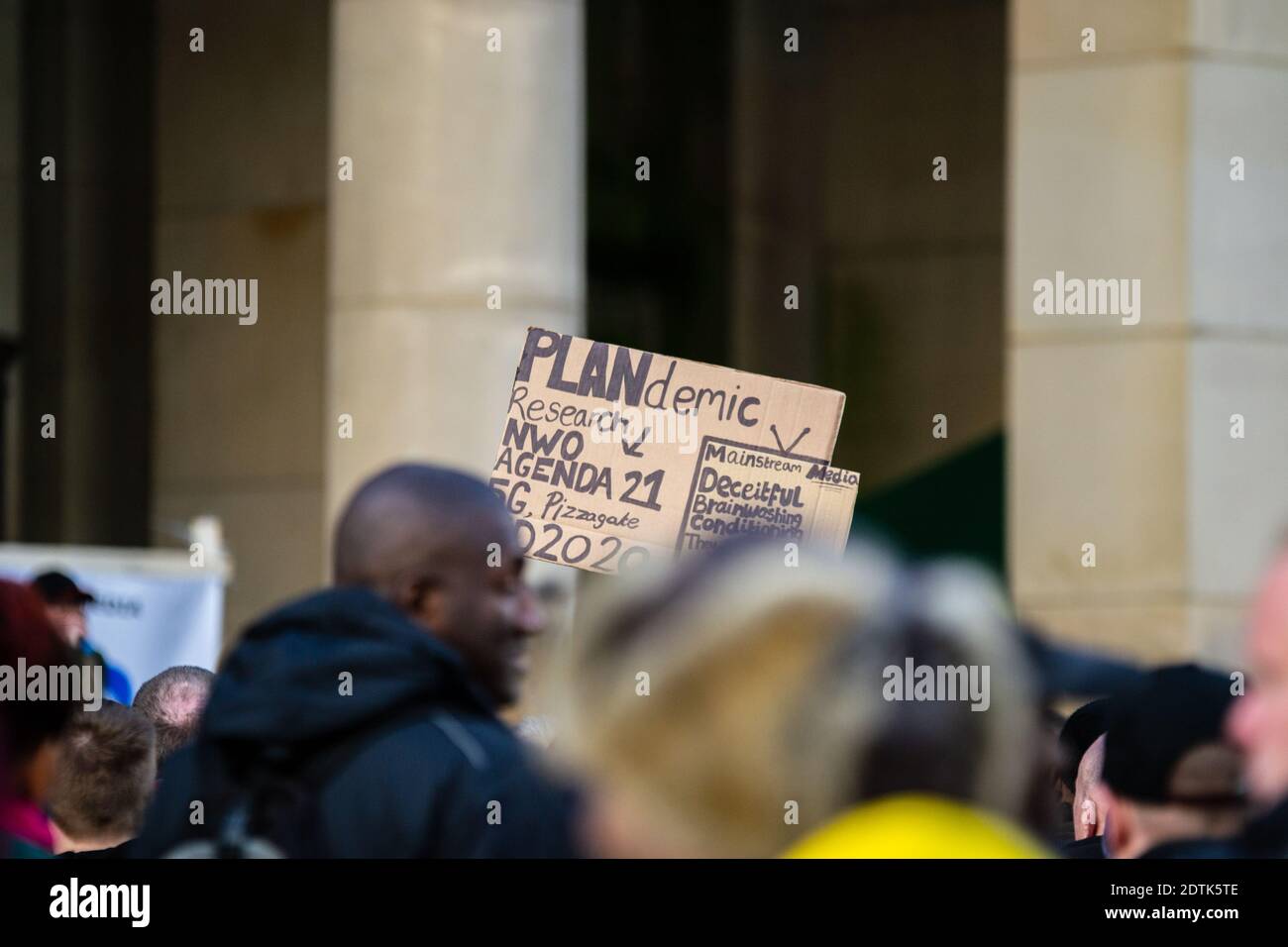 Anti-Masker und Anti-Blockierung Demonstranten in Birmingham, Großbritannien im Oktober 2020. 'Plandemisch' Stockfoto