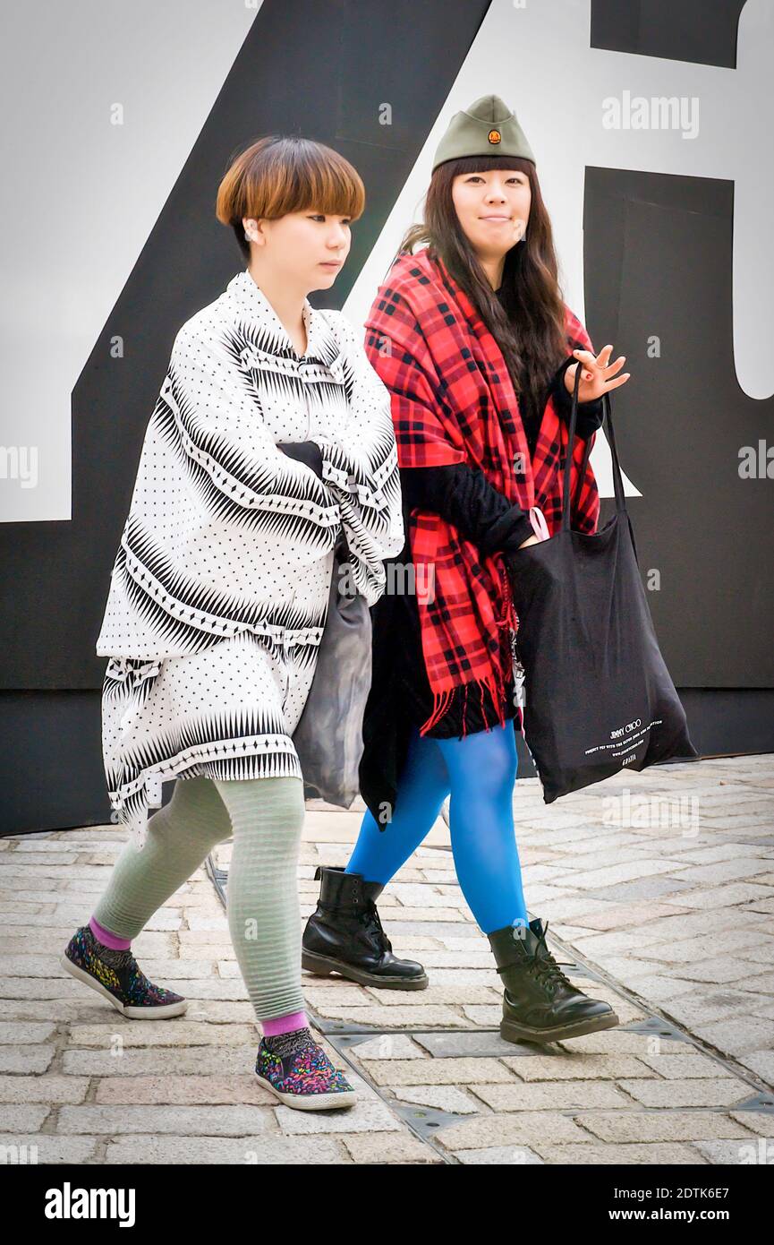 Ein echter Querschnitt von verschiedenen Modearbeitern kommt an, um an den Modenschauen der London Fashion Week 2009 im Somerset House teilzunehmen. Stockfoto