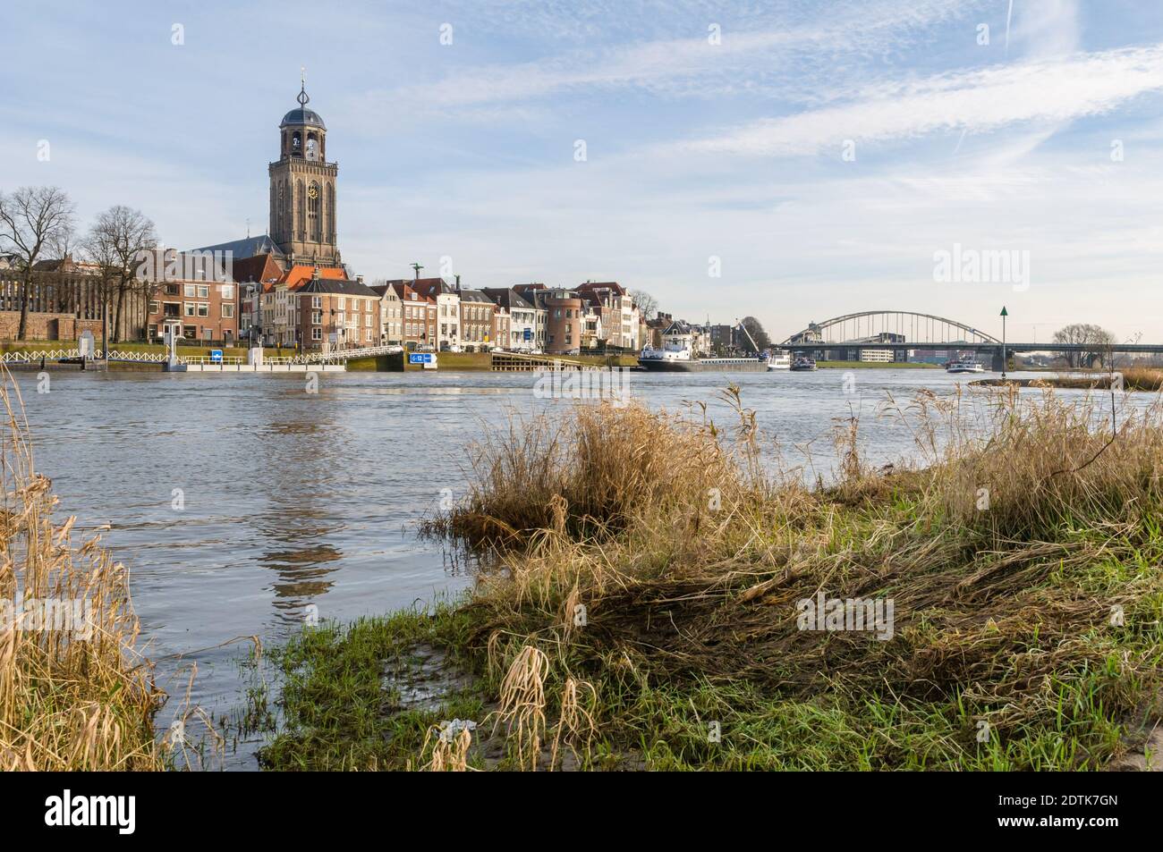 DEVENTER, Niederlande - 18. Januar 2014: Das historische Zentrum von Deventer mit der Lebuinus Church und dem Fluss IJssel in den Vordergrund. Die Wil Stockfoto