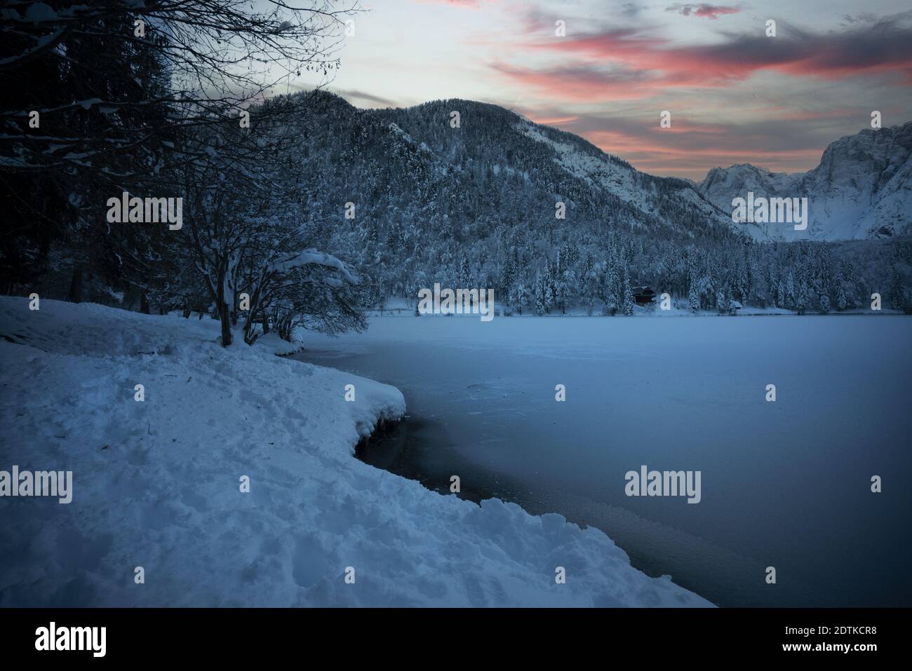 Das Panorama auf den Fusine See, Tarvisio, gefroren im Winter Stockfoto