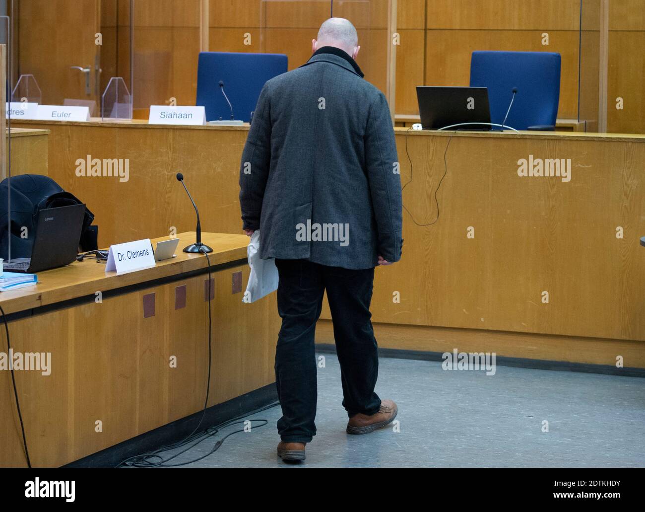 22. Dezember 2020, Hessen, Frankfurt/Main: Der Mitangeklagte Markus H. betritt den Gerichtssaal und geht zur Anklagebank. Foto: Boris Roessler/dpa Stockfoto