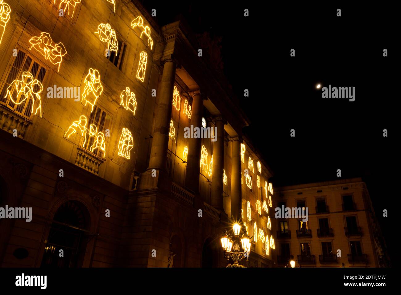 barcelona, spanien - 21. dezember 2020: weihnachtszeit in barcelona plaza sant jaume in der Nacht mit Rathaus Mall mit weihnachtsbeleuchtung vor Nacht curf Stockfoto