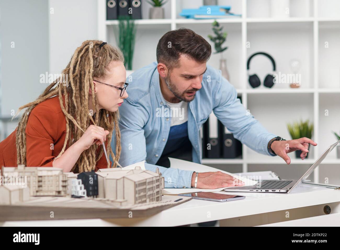 Hochqualifizierte kreative Designer und Designerinnen arbeiten mit Mock-up von Zukünftige Gebäude Stockfoto