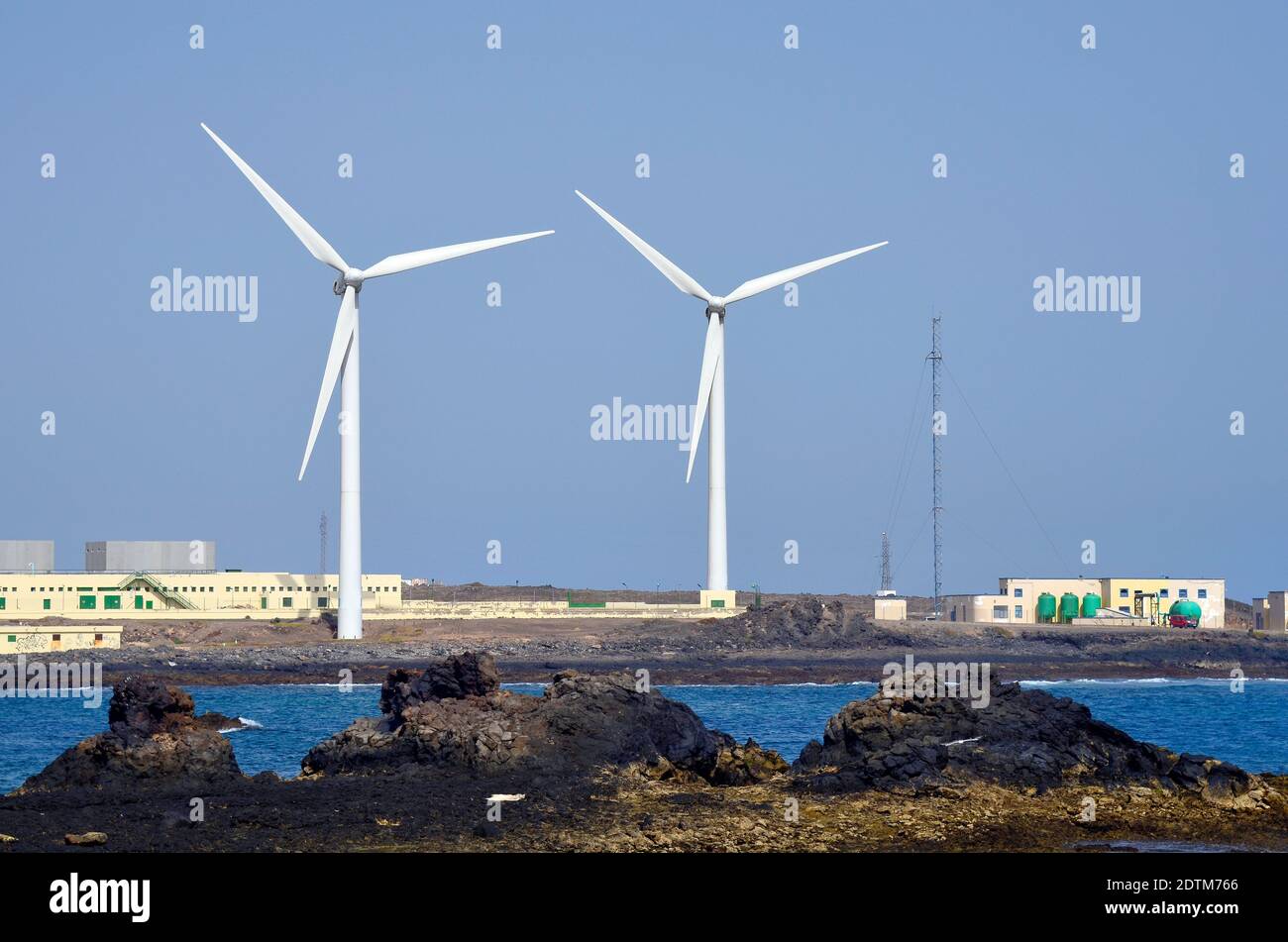 Spanien, Kanarische Inseln, Fuerteventura, Windenergieanlagen und Sendestation in Corralejo Stockfoto