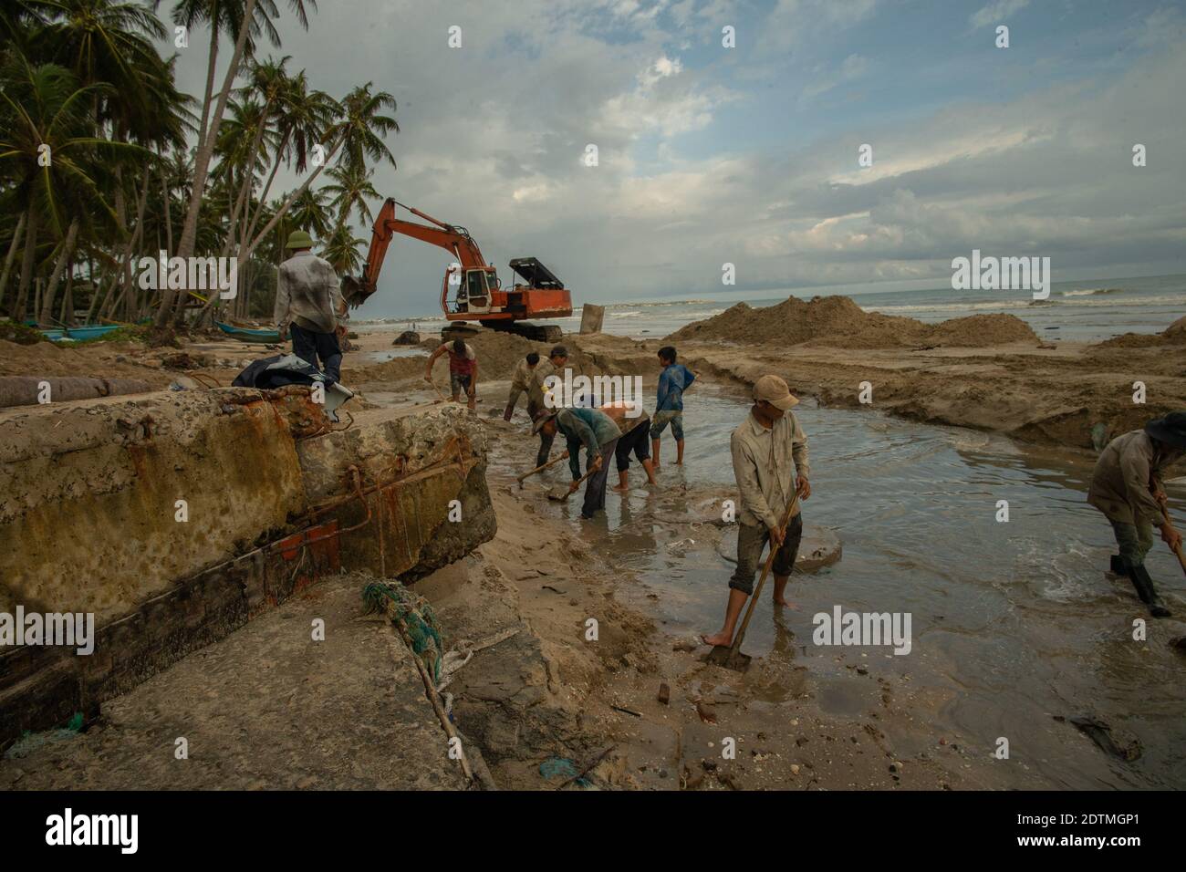 4. Juli 2019 Muine, Vietnam. Strandrestaurierung. Vietnamesische Arbeiter restaurieren einen Strand nach dem Sturm, der durch dramatische Veränderungen in der Umwelt erschüttert wurde. Stockfoto