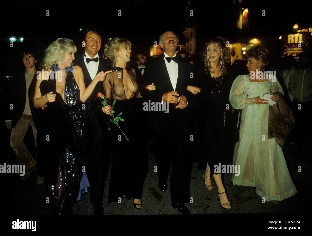 Jacques Medecin Ex-Bürgermeister von Nizza Südfrankreich nach einer Premiere Cannes Film Festival Frau auf seinem rechten Arm mit roter Rose ist Bobbie Bresee eine amerikanische Filmschauspielerin und Starlet. Cannes Frankreich 1980 HOMER SYKES Stockfoto