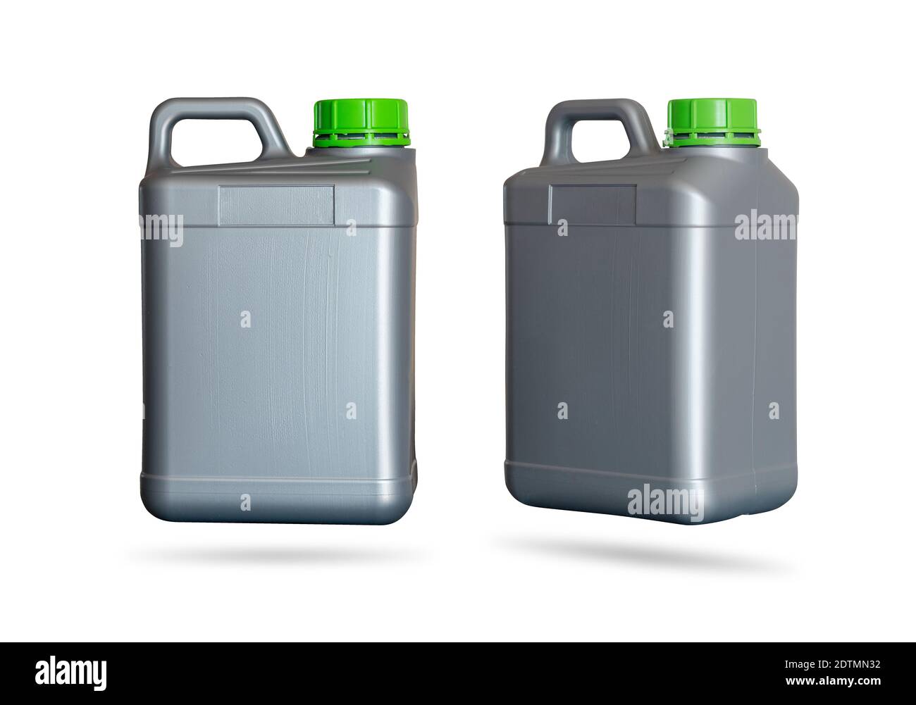 Graue Kunststoffkanister mit grünem Deckel seitlich und diagonal stehend Auf weißem Hintergrund Stockfoto