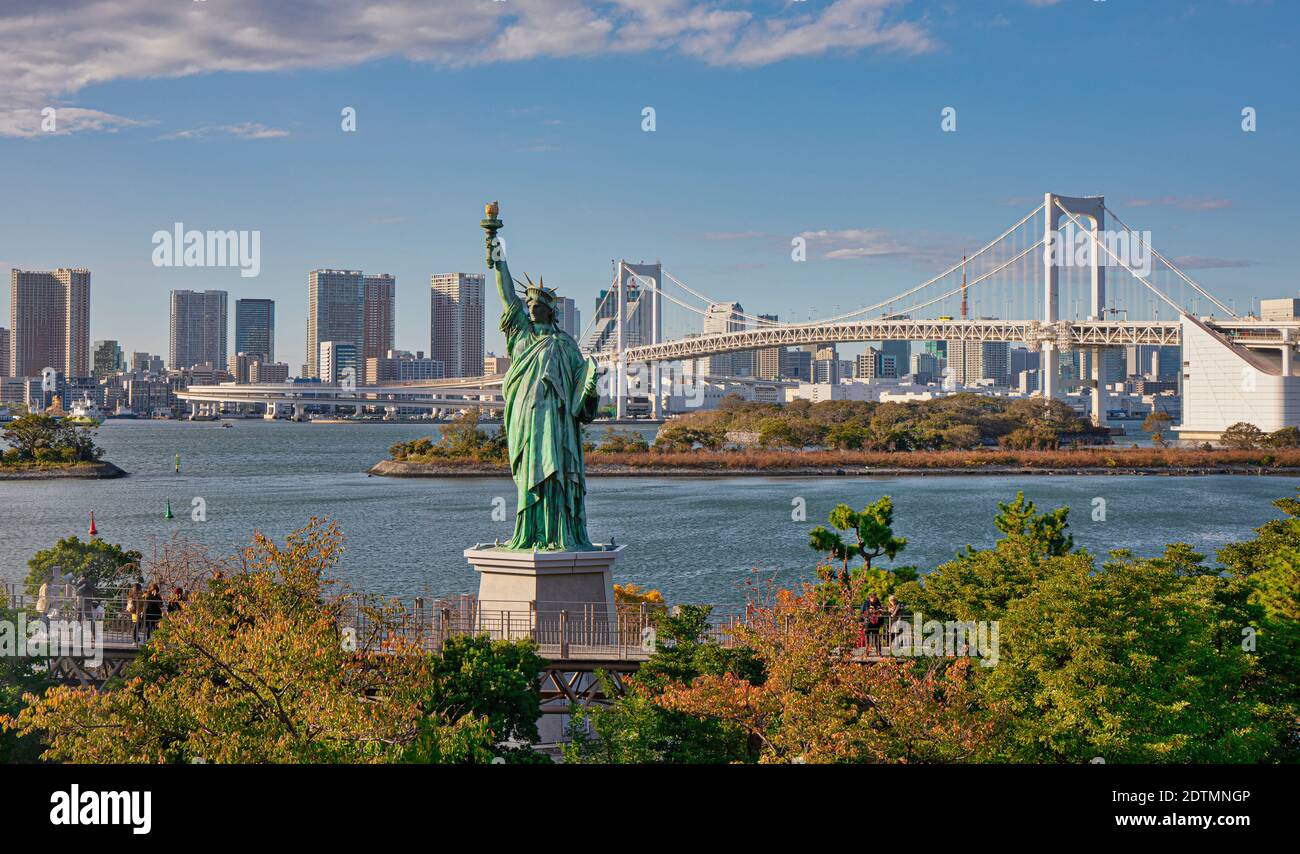 Japan, Tokyo City, Minato Ku, Odaiba, Freiheitsstatue und Regenbogenbrücke Stockfoto