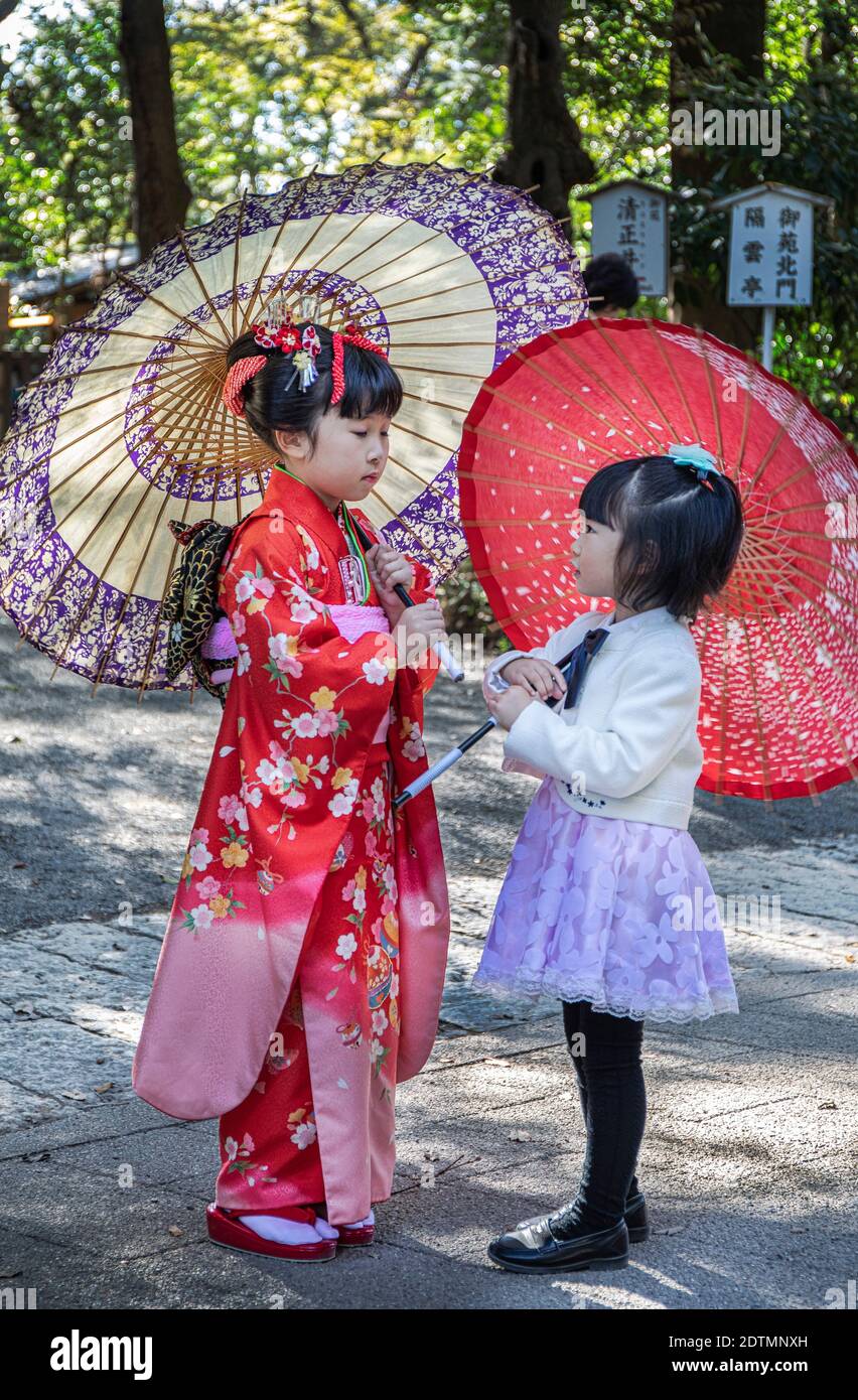 Japan, Tokyo City, Meiji Jingu Tempel, Mädchen im Kimono Stockfoto