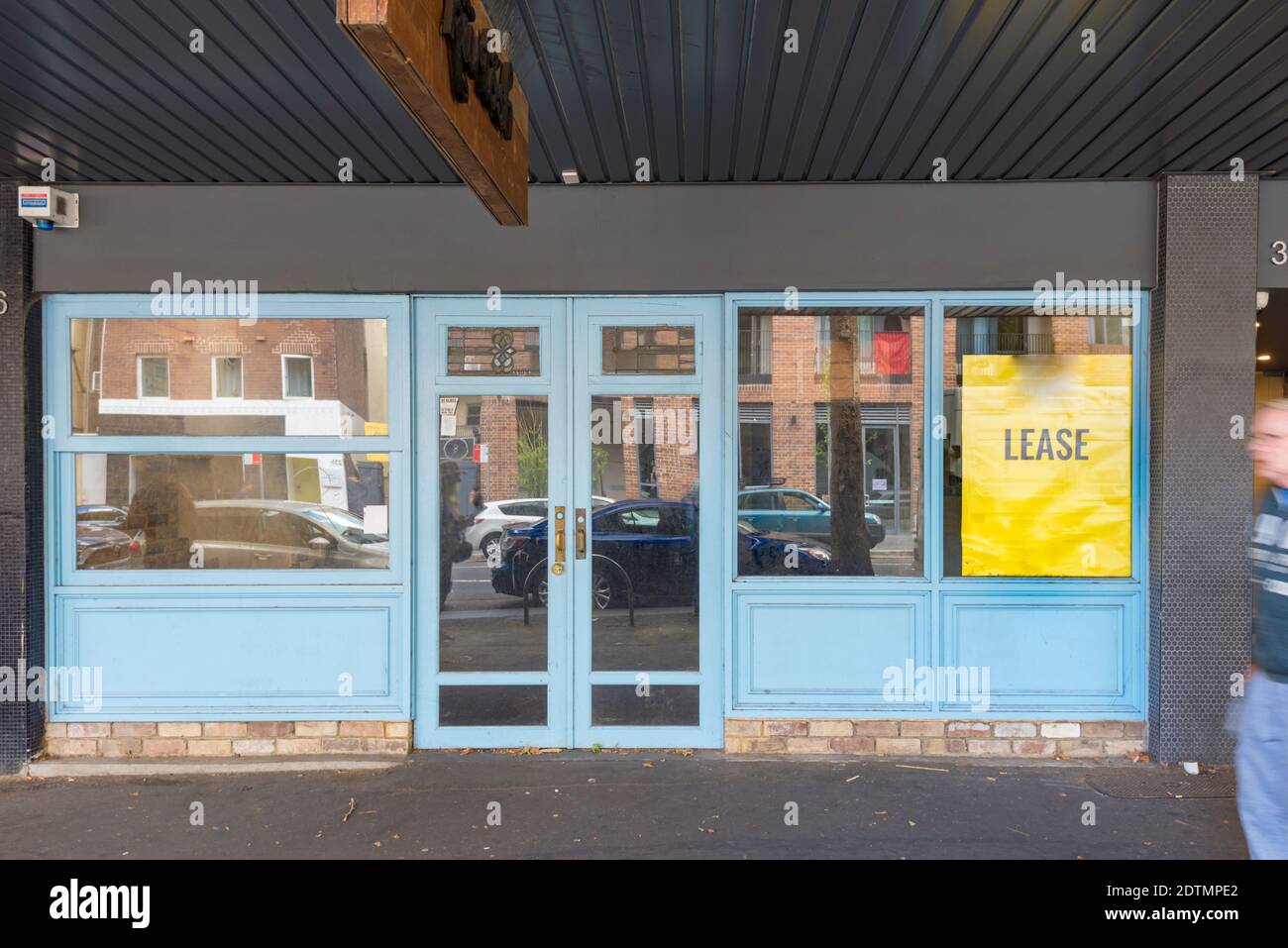 Ein leerer anonymer Shop Front mit einem für Mietvertrag Zeichen im Fenster in Sydney, Australien Stockfoto