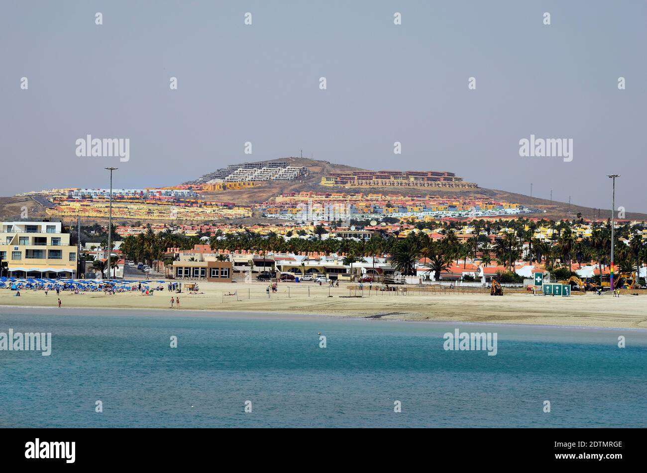 El Castillo, Fuerteventura, Spanien - 31. März 2017: Nicht identifizierte Menschen am Strand im Meer Ressort mit verschiedenen Hotelanlagen, bevorzugte Reisedesti Stockfoto