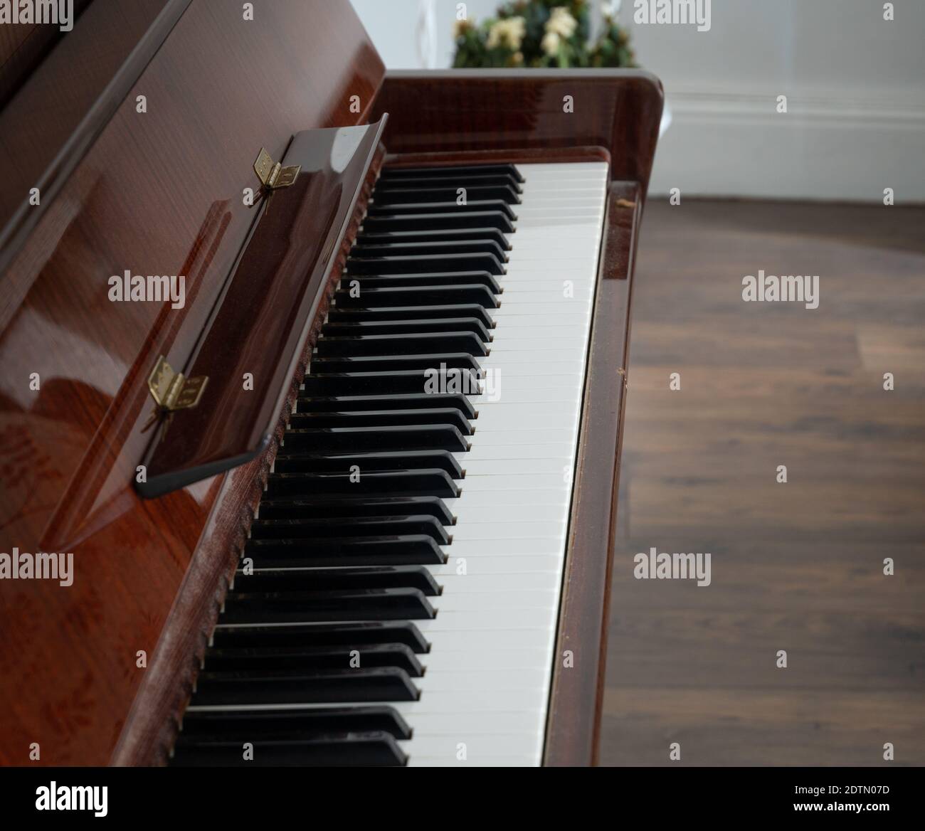 Ein offenes Klavier in einem Raum Stockfoto