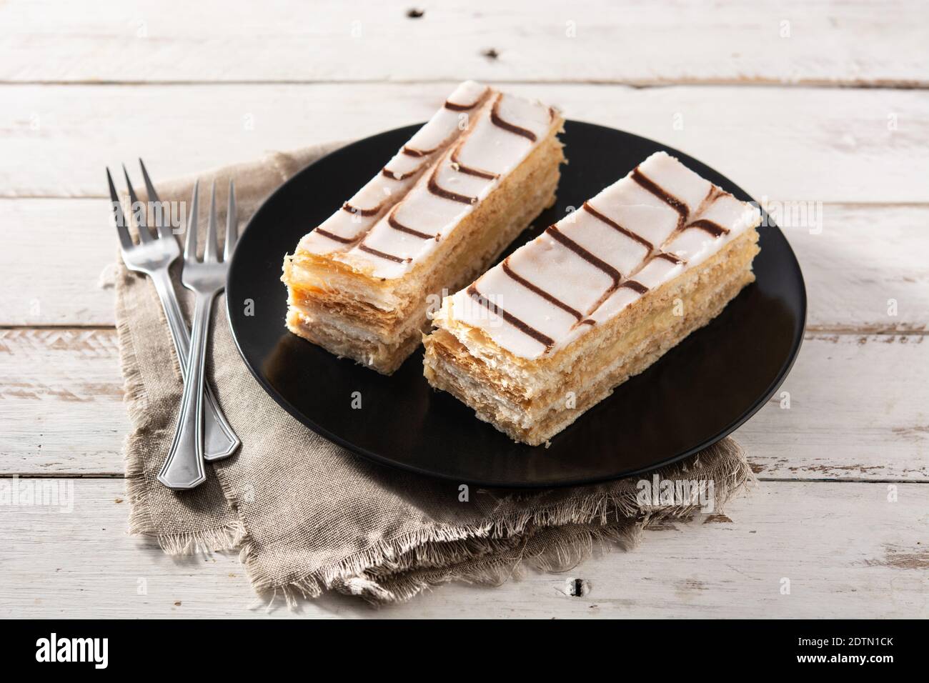 Millefoglie oder französische Mille-Feuille auf weißem Holztisch Stockfoto